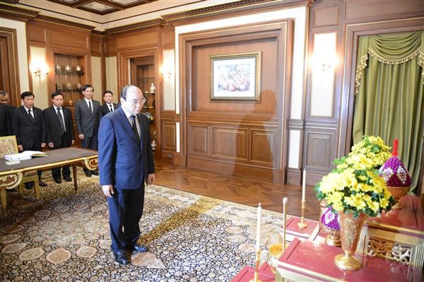 Высокопоставленная делегация Вьетнама попрощалась с умершим королем Таиланда - ảnh 1